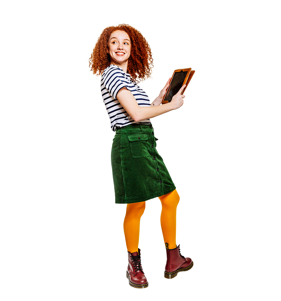 Staande vrouw met iPad in handen