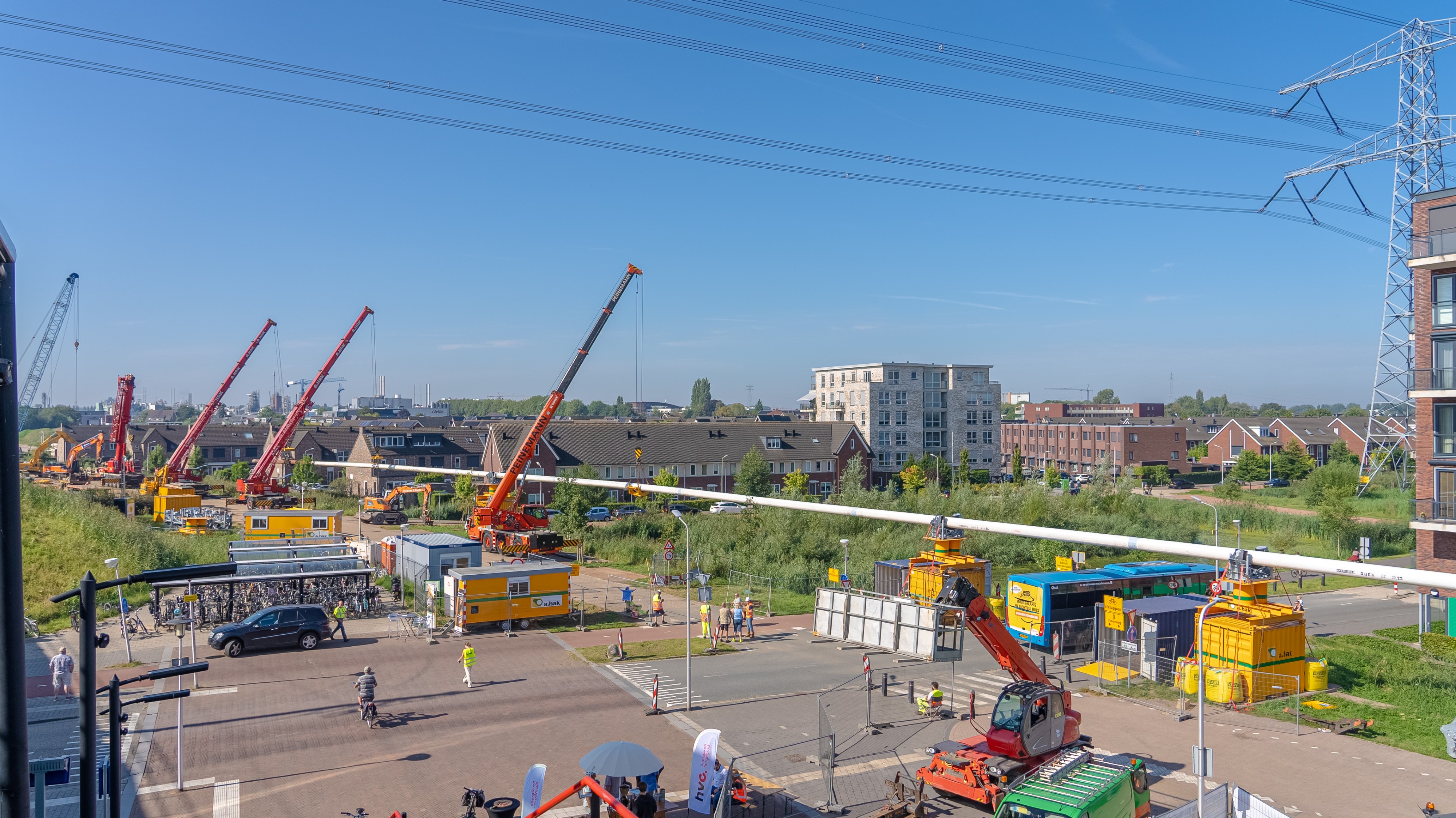 Foto van het aanbrengen van de 1200 meter lange warmteleiding tussen Sliedrecht en Dordrecht