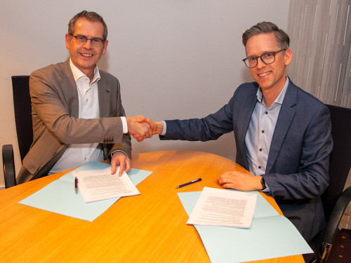 Wethouder duurzamheid Ralph Lafleur en HVC directeur warmte Marco van Soerland ondertekenen de samenwerkingsovereenkomst